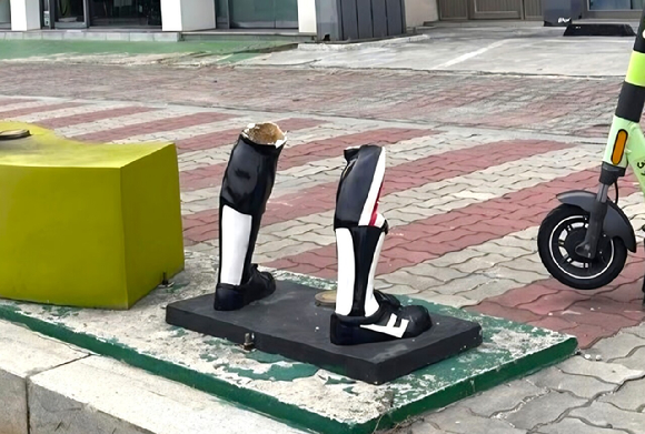 전남광주 북구 한 인도에 세워진 前 해태 타이거즈 레전드 김성한의 조형물을 파손한 남성이 경찰에 붙잡혔다. 사진은 김성한 조형물. [사진=전남광주 북구]