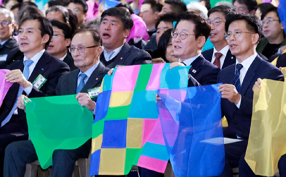 이재명 대통령이 2일 경기 고양시 킨텍스에서 열린 제22기 민주평화통일자문회의 출범회의에서 이해찬 수석부의장 등 참석자들과 '함께하는 다짐, 함께 부르는 평화' 대합창을 하고 있다. 오른쪽부터 방용승 사무처장, 이재명 대통령, 이해찬 수석부의장, 조국혁신당 조국 대표. 2025.12.2 [대통령실통신사진기자단] [사진=연합뉴스]