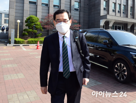 윤석열 정부 첫 산업통상자원부 장관 후보로 내정된 이창양 대통령직인수위원회 경제2분과 간사가 11일 서울 종로구 삼청동 인수위원회에서 열린 대통령직인수위원회 제5차 전체회의를 마친 뒤 나서고 있다. [사진=인수위사진기자단]