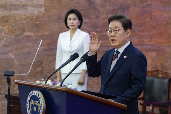 이재명 대통령이 지난 4일 국회 본청 로텐더홀에서 열린 제21대 대통령 취임사를 하고 있다. [사진=국회시잔취재단]