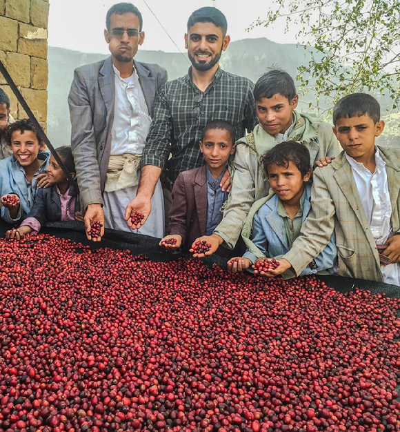  예멘의 커피 품종은 네 가지 주요 품종으로 분류된다. 커피 원두를 들고 있는 예멘의 사람들. [사진=커피매거진 '드립' 제공]