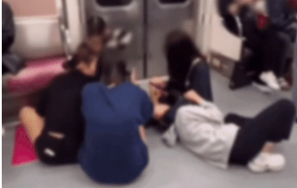 최근 5호선 여중생들이 지하철에서 민폐를 끼친 영상이 공개됐다. [사진=SNS 캡처]