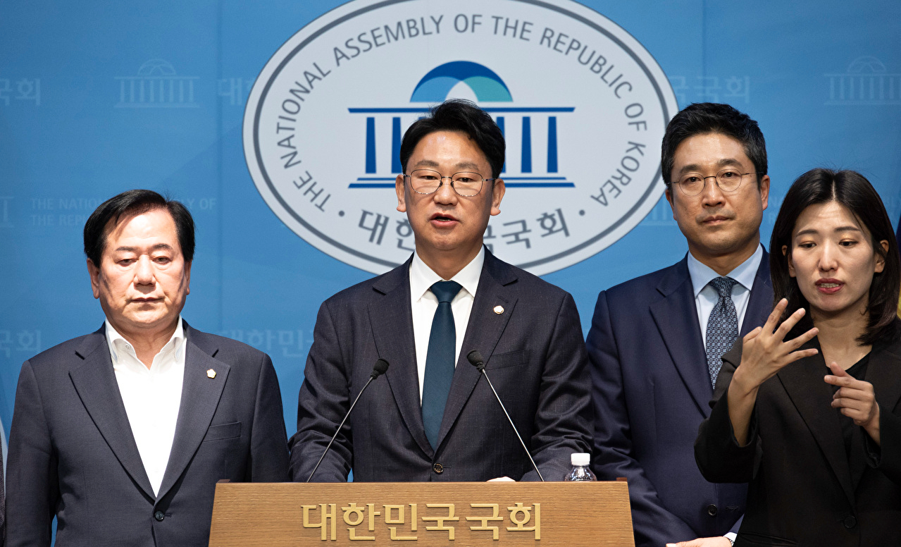 서울 종로가 지역구인 더불어민주당 곽상언 의원과 민주당 종로구 지역위원회 소속 의원들과 회원들이 11일 국회에서 서울시의 종묘 앞 고층 건물 개발 반대 기자회견을 하고 있다. 2025.11.11 [사진=연합뉴스]