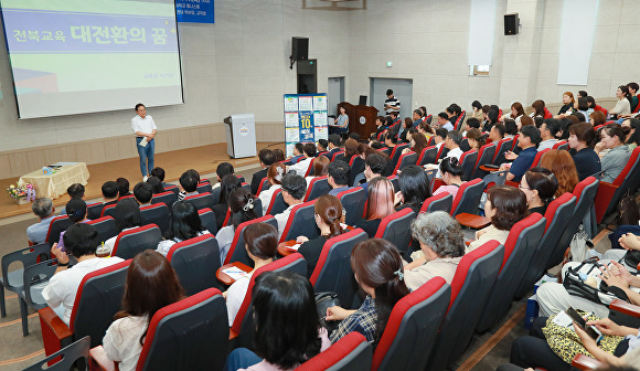 서거석  교육감이 학부모, 교직원 등과 공감토크를 갖고 있다. [사진=전북교육청]