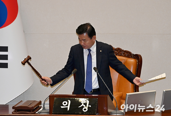 김진표 국회의장이 지난 30일 국회 본회의장에서 본회의 의사일정을 진행하고 있다. [사진=곽영래 기자]