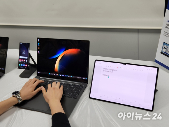 '갤럭시북3 울트라'와 태블릿을 연동해 키보드로 글을 작성하는 모습 [사진=서민지 기자]