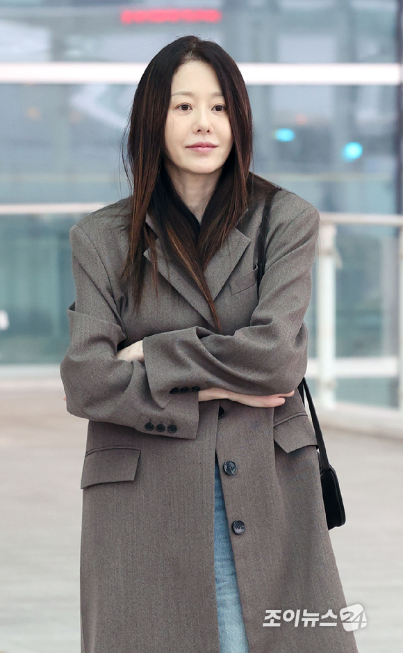 배우 고현정이 COS 2025 FW컬렉션 참석 차 12일 인천국제공항을 통해 미국 뉴욕으로 출국하고 있다. [사진=정소희 기자]