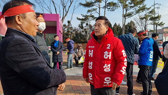 허성우 예비후보가 10일 대구경북신공항 소음 피해 구미시 비상대책위 주민들과 얘기를 나누고 있다. [사진=허성우 예비후보]