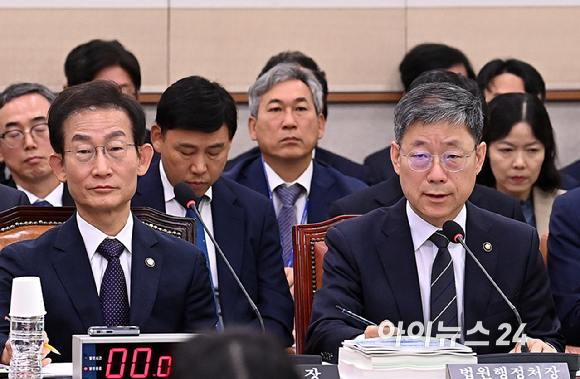 노경필 법원행정처장이 26일 국회 법제사법위원회에서 열린 법무부, 고위공직자범죄수사처, 대법원(법원행정처) 등에 대한 종합감사에서 질의에 답하고 있다. [사진=곽영래 기자]