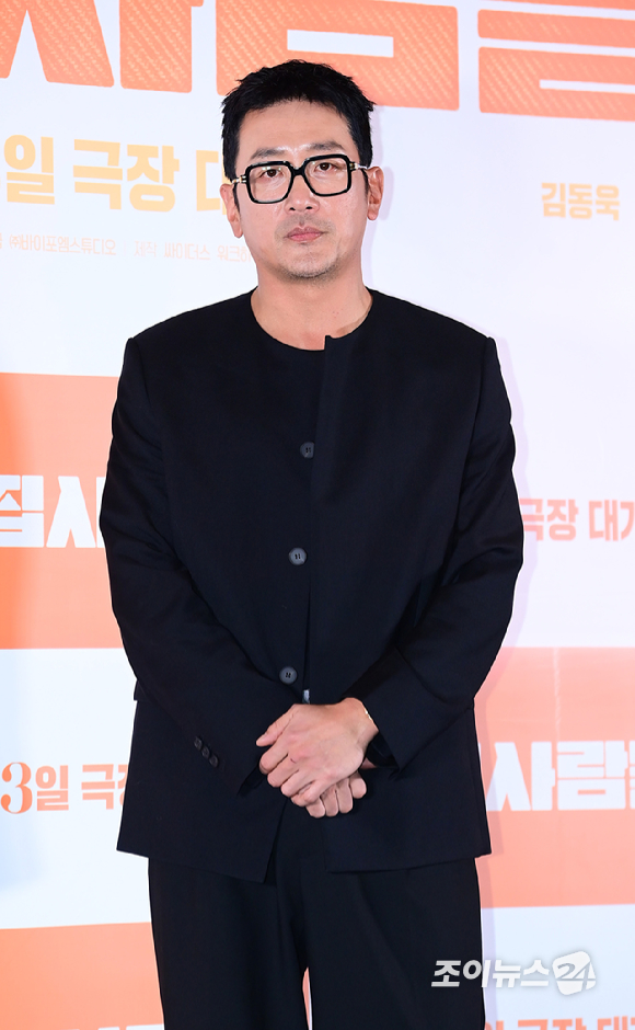 배우 겸 감독 하정우가 25일 오후 서울 삼성동 메가박스 코엑스에서 열린 영화 '윗집 사람들'(감독 하정우) 언론시사회에 참석하고 있다. [사진=정소희 기자]