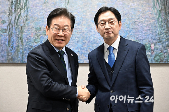 이재명 더불어민주당 대표와 김경수 전 경남도지사가 13일 서울 여의도 국회에서 회동하고 있다. [사진=정소희 기자]