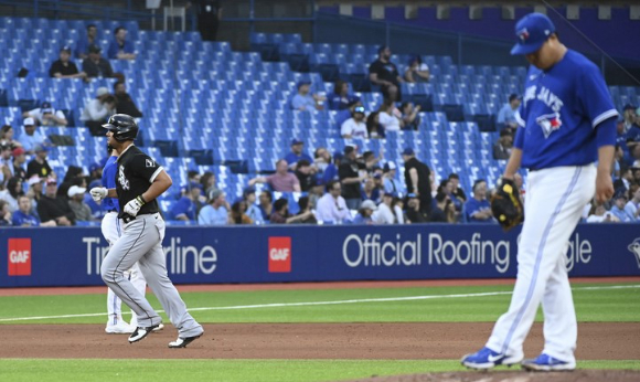 MLB 토론토 소속 류현진(오른쪽)이 2일(한국시간) 시카고 화이트삭스와 홈 경기에 선발 등판했다. 류현진은 이날 4이닝만 소화하고 교체됐다. 류현진이 4회초 호세 아브레유에 2점 홈런을 허용한 뒤 마운드 위에서 고개를 숙이고 있다. [사진=뉴시스]