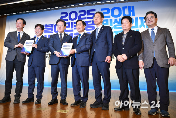 이재명 더불어민주당 대표가 12일 오전 서울 여의도 국회 도서관에서 열린 2025 더불어민주당 민생연석회의 20대 민생의제 발표회에서 민생의제를 전달받은 후 기념촬영을 하고 있다. [사진=곽영래 기자]