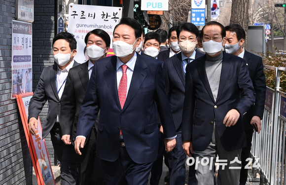 윤석열 대통령 당선인이 16일 오후 서울 종로구 통의동 집무실에서 점심 식사를 위해 안철수 인수위원장, 권영세 인수위 부위원장 등과 함께 식당으로 이동하고 있다. [사진=김성진 기자]