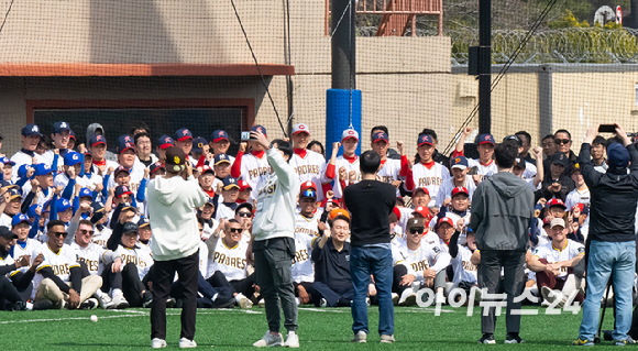 윤석열 대통령이 16일 오후 서울 용산 어린이정원 내 어린이야구장에서 진행된 샌디에이고 파드리스 유소년 클리닉 행사에 참석해 선수단, 유소년 선수들과 단체사진을 찍고 있다. [사진=사진공동취재단]