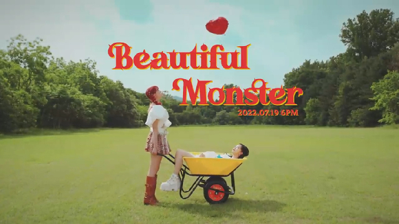 스테이씨의 세 번째 싱글앨범 'WE NEED LOVE' 타이틀곡 'BEAUTIFUL MONSTER' 뮤직비디오 티저가 공개돼 관심을 모으고 있다. [사진=스테이씨 'BEAUTIFUL MONSTER' MV 티저 영상 캡쳐]