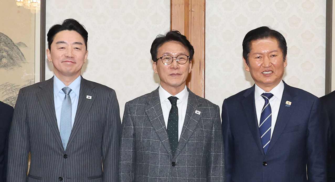 김민석 국무총리(가운데)가 8일 서울 종로구 삼청동 총리공관에서 열린 고위당정협의회에서 강훈식 대통령 비서실장(왼쪽), 더불어민주당 정청래 대표와 기념촬영하고 있다. 2026.2.8 [사진=연합뉴스]