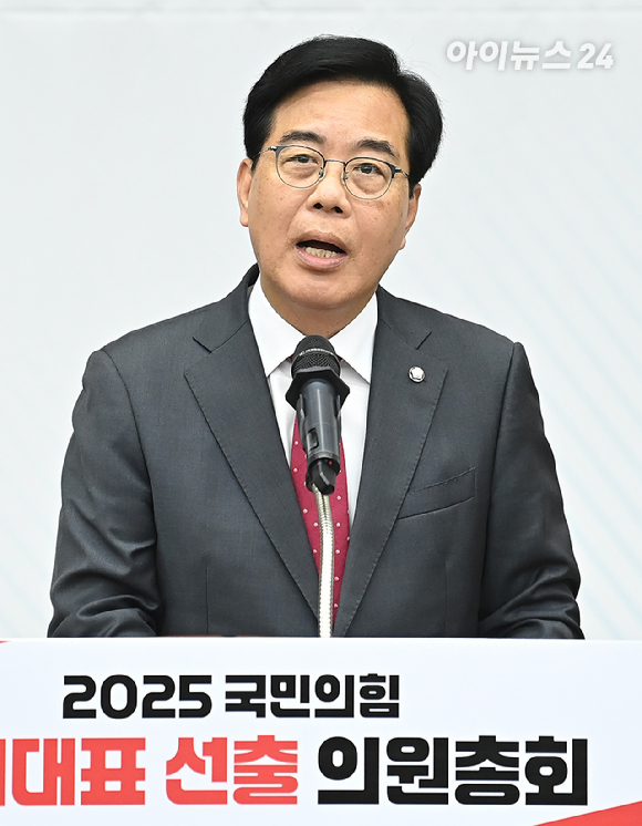 국민의힘 원내대표 선거에 출마한 송언석 후보가 16일 서울 여의도 국회에서 열린 원내대표 선출 선거 의원총회에서 정견발표하고 있다. [사진=곽영래 기자]