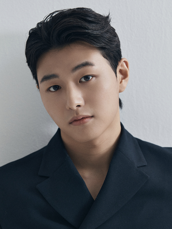 배우 이종혁의 아들인 이탁수가 빅보스엔터테인먼트와 전속계약을 체결했다. [사진=빅보스엔터테인먼트]