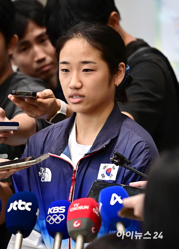 2024 파리 올림픽 배드민턴 여자 단식 금메달리스트 안세영이 7일 오후 인천국제공항을 통해 귀국했다.안세영이 인터뷰를 하고 있다. [사진=곽영래 기자]