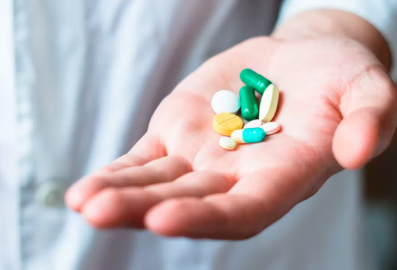 약병 안에 함께 들어 있는 실리카겔 봉지를 약과 함께 보관해야 약의 효능을 보다 오래 유지할 수 있다는 전문가의 조언이 공개됐다. 사진은 본 기사 내용과 무관. [사진=픽사베이]