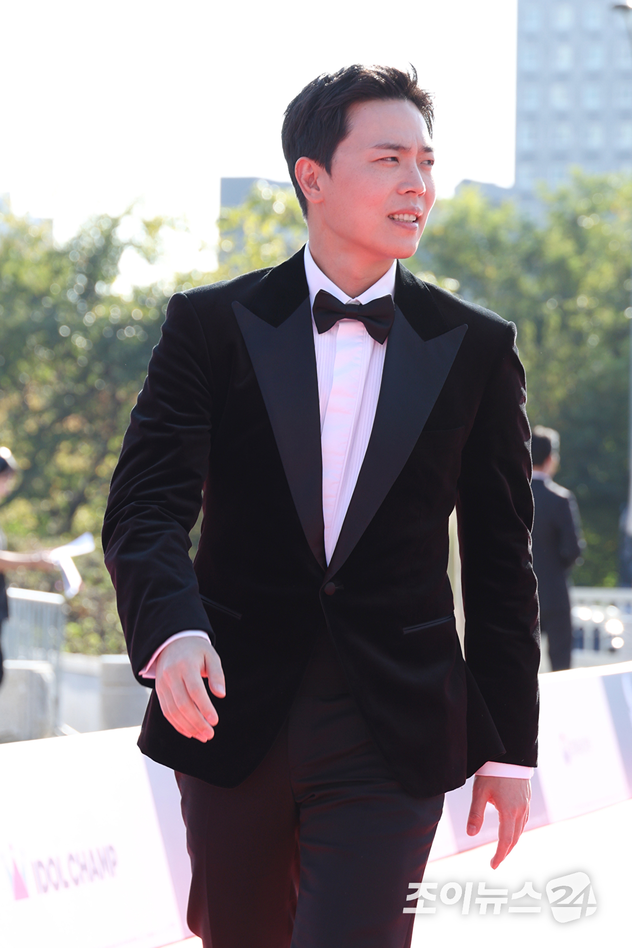 배우 이동하가 8일 오후 서울 영등포구 여의도 KBS홀에서 진행된 '서울드라마어워즈 2026'에 참석해 레드카펫을 밟고 있다. [사진=문수지 기자]