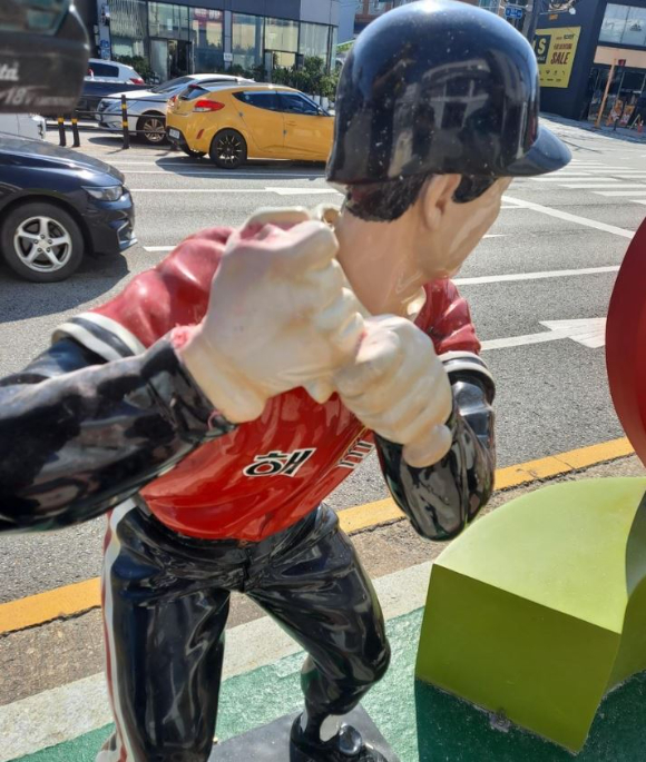 전남광주 북구 한 인도에 세워진 前 해태 타이거즈 레전드 김성한의 조형물을 파손한 남성이 경찰에 붙잡혔다. 사진은 김성한 조형물. [사진=전남광주 북구]