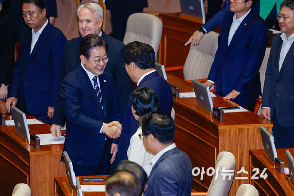이재명 대통령이 26일 오전 서울 여의도 국회에서 열린 제426회국회(임시회) 제2차 본회의에서 2025년도 제2회 추가경정예산안에 대한 정부의 시정연설을 마친 뒤 국민의힘 의원들과 악수하고 있다. [사진=국회사진기자단]