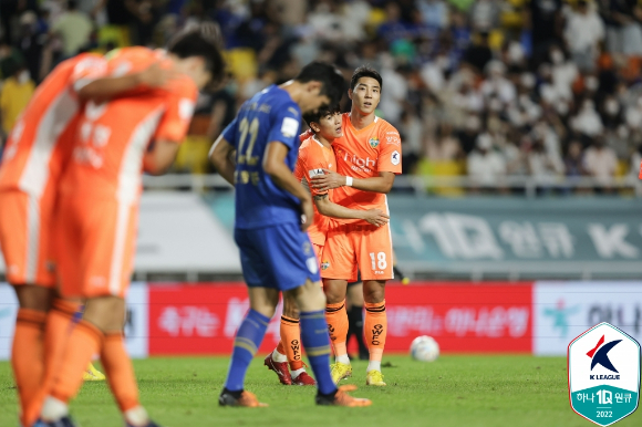 강원FC 김대원과 이정협이 포옹하고 있다. [사진=한국프로축구연맹]