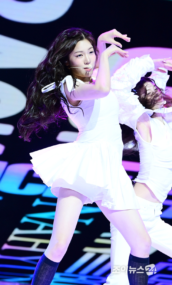 그룹 앳하트 서현이 13일 오후 서울 한남동 블루스퀘어에서 열린 앳하트(AtHeart) 첫 번째 EP '플롯 트위스트'(Plot Twist) 미디어 쇼케이스에서 멋진 무대를 선보이고 있다. [사진=정소희 기자]