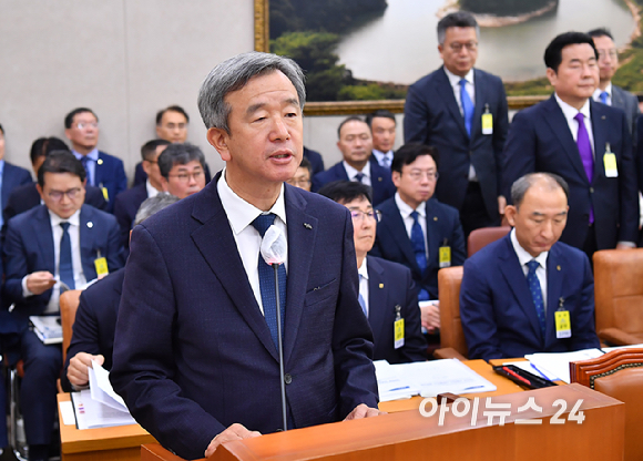 정기환 한국마사회 회장이 24일 서울 여의도 국회 농림축산식품해양수산위원회에서 열린 국정감사에서 인사말을 하고 있다. [사진=곽영래 기자]