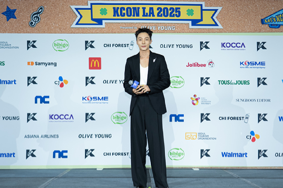 가수 로이킴이 지난 1일(현지시간)부터 3일까지 미국 로스앤젤레스 크립토닷컴 아레나에서 열린 K-팝 팬&아티스트 페스티벌 '케이콘 엘에이 2025(KCON LA 2025)' 레드카펫 행사에 참석해 포즈를 취하고 있다. [사진=CJ ENM]