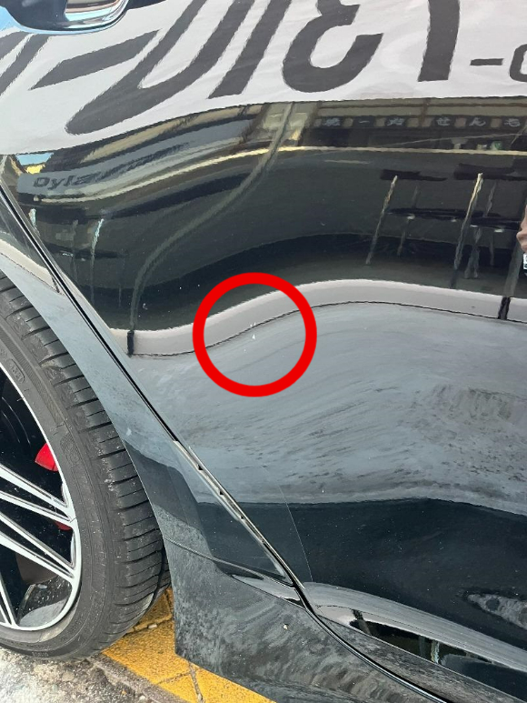 A씨는 지난 18일 오후 4시쯤 전북 전주시 만성동 인근에서 차를 몰고 운전하던 중 한 학생이 던진 돌로 인해 차에 흠이 생겼다. [사진=보배드림]