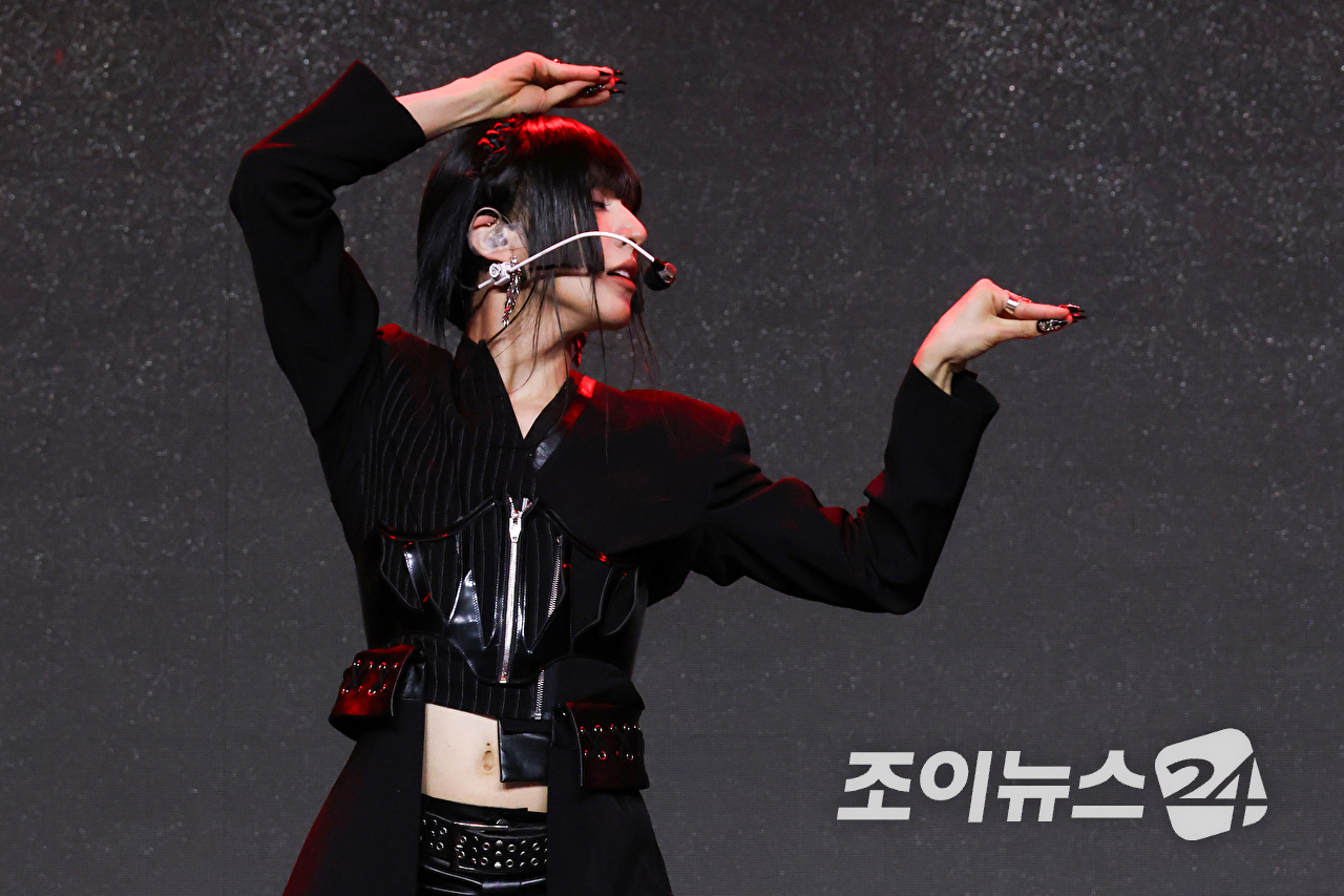 그룹 엑스러브 우무티가 28일 서울 마포구 상암동 큐브컨벤션센터에서 진행된 엑스러브(XLOV) 세 번째 미니앨범 'i=!' 발매 기념 쇼케이스에 참석해 열띤 무대를 펼치고 있다. [사진=문수지 기자]