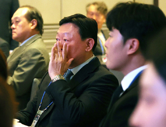 19일 서울 송파구 시그니엘 서울에서 열린 2026 동계올림픽 대한민국 스키&middot;스노보드대표단 격려 행사에서 신동빈 롯데그룹 회장이 특별영상을 보던 중 눈가를 만지고 있다. 2026.3.19 [사진=연합뉴스]