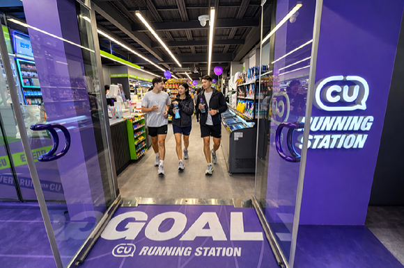 CU 러닝스테이션 시그니처 1호점(CU 한강르네상스여의도3호점) 입구 모습. [사진=CU]