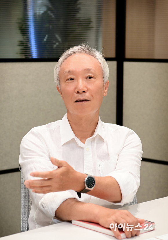SK하이닉스의 경쟁력 비결을 분석한 책 '신뢰 게임'의 저자 (왼쪽부터) 김진국 SK하이닉스 경영자문위원, 현순엽 전 SK하이닉스 기업문화담당 부사장, 박정식 SK하이닉스 경영자문위원이 서울 강남구 역삼동 SK하이닉스 라운지에서 진행된 아이뉴스24와의 인터뷰에 앞서 포즈를 취하고 있다. [사진=정소희 기자]