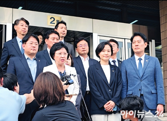 6일 오후 국회 과학기술정보방송통신위원회 소속 야당 의원들이 방송통신위원회를 대상으로 한 현장검증을 마치고 방통위 정문 밖을 나서며 현장검증 소감을 밝히고 있다. [사진=안세준 기자]