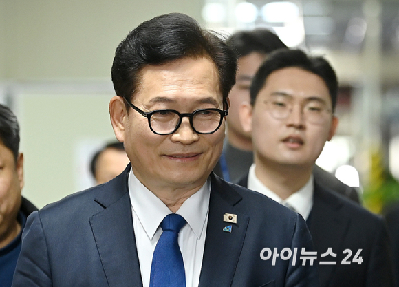 송영길 전 더불어민주당 대표가 5일 서울 여의도 국회에서 정청래 더불어민주당 대표와 비공개 면담을 위해 당대표실로 이동하고 있다. [사진=곽영래 기자]