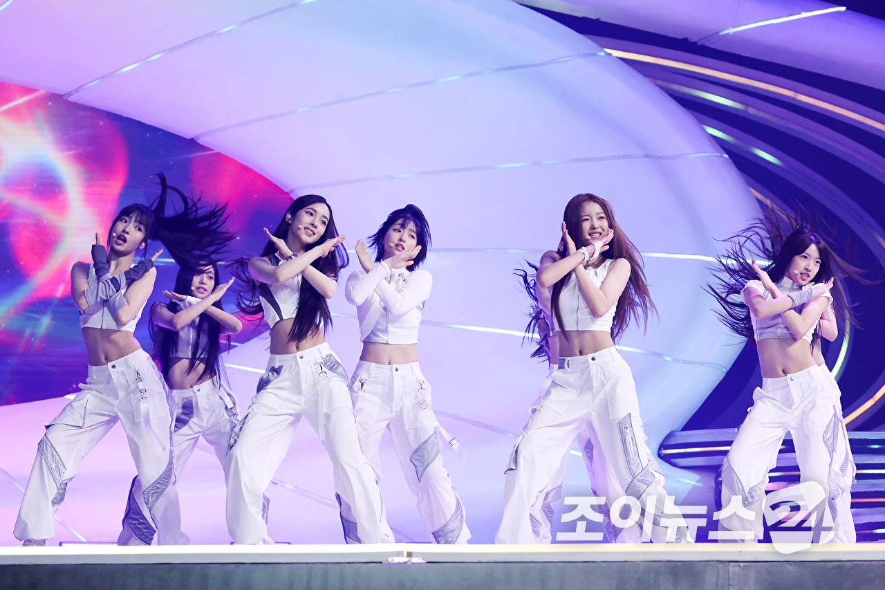 그룹 A2O 라이트가 12일 오후 경기도 고양시 일산 킨텍스에서 진행된 A2O 소울(A2O SOUL)&middot;A2O 라이트(A2O LITE)의 데뷔쇼 '웰컴 투 소울라이트 프롬 A2O 소울 A2O 라이트(WELCOME TO SOULITE From A2O SOUL A2O LITE)' 행사에 참석해 열띤 무대를 펼치고 있다. [사진=문수지 기자]