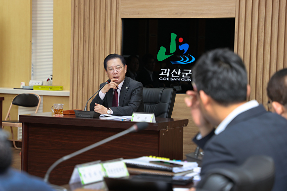 송인헌 군수가 15일 군청 회의실에서 민선8기 공약사업 추진현황 보고회를 주재하고 있다. [사진=괴산군]