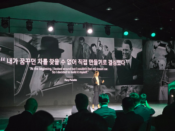 마티아스 부세 포르쉐코리아 대표가 19일 서울 광진구 파이팩토리에서 열린 '2026 포르쉐코리아 신년 기자간담회'에서 사업 성과와 전략을 발표하고 있다. [사진=김종성 기자]