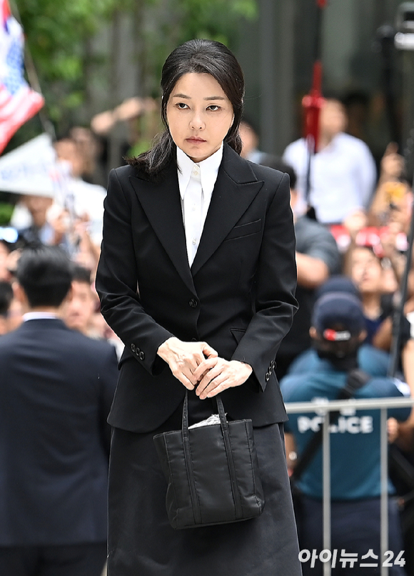 윤석열 전 대통령 부인 김건희 씨가 12일 오후 서울 서초구 서울중앙지방법원에서 열린 구속 전 피의자 심문(영장실질심사)을 마치고 법원을 나서고 있다. [사진=사진공동취재단]