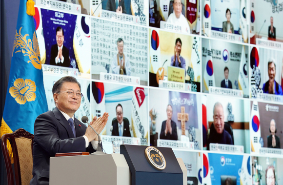 문재인 대통령이 3일 오전 청와대에서 화상으로 열린 '2022년 신년 인사회'에서 박수를 치고 있다. 2022.01.03. [사진=뉴시스]