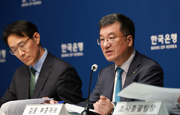 김웅 한국은행 부총재보가 26일 오후 서울 중구 한국은행에서 열린 경제전망 설명회에서 발언하고 있다. [사진=한국은행]
