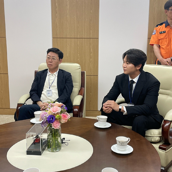 영화 '소방관' 곽경택 감독과 배우 주원이 소방청에 기부금을 전달했다. [사진=㈜바이포엠스튜디오]