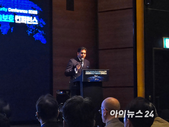 라비 S.K. 싱(Ravi S.K. Singh) 캐나다 전쟁부 방산국장이 26일 서울 콘래드호텔에서 열린 '2026 방산기술보호 컨퍼런스'에 참석해 발표하고 있다. [사진=최란 기자]