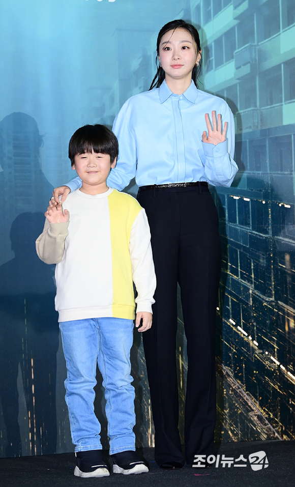 배우 권은성과 김다미가 16일 오전 서울 CGV 용산아이파크몰에서 열린 넷플릭스 영화 '대홍수'(감독 김병우) 제작보고회에 참석하고 있다. [사진=정소희 기자]