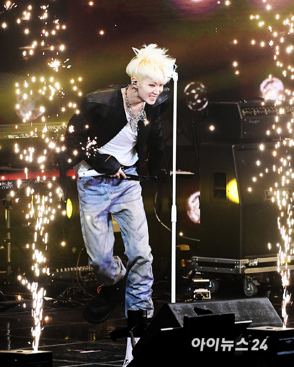 21일 서울 송파구 서울특별시교육청 학생체육관에서 '2026 JOY콘서트 - 보이스 오브 스프링(Voice of spring)'이 열렸다. 밴드 엔플라잉, 소란, 에이엠피가 멋진 무대를 선보이고 있다. [사진=정소희 기자]