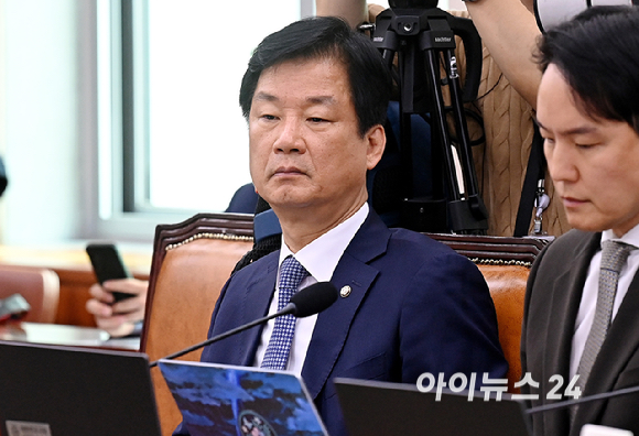 박균택 더불어민주당 의원이 26일 서울 여의도 국회에서 열린 법제사법위원회의 법무부 등에 대한 종합감사에서 생각에 잠겨 있다. [사진=곽영래 기자]